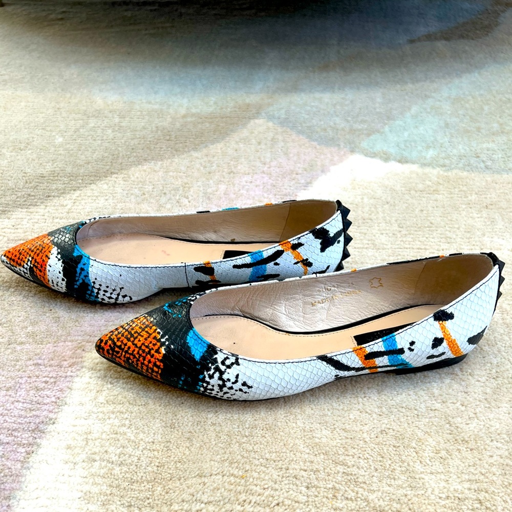 Artistic Orange-Blue Hue Flats